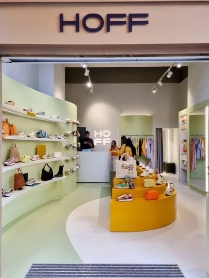 Interior de la tienda HOFF en Bruselas, expositores iluminados
