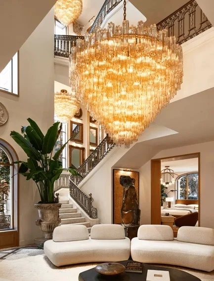 Interior del showroom de Restoration Hardware, sala a doble altura
